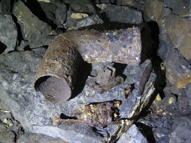 Img_3408.jpg - Rail shoe, and pipe angle.