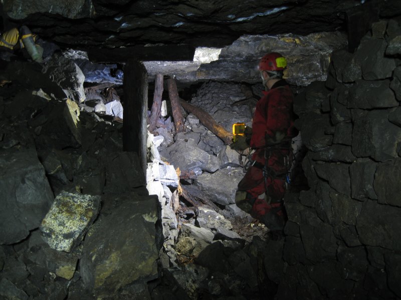 Img_3409.jpg - Timber supports, probably not doing much supporting.