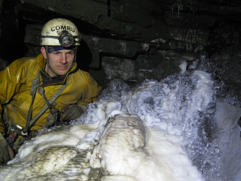 Img_3442.jpg - Formations in the connecting crosscut.