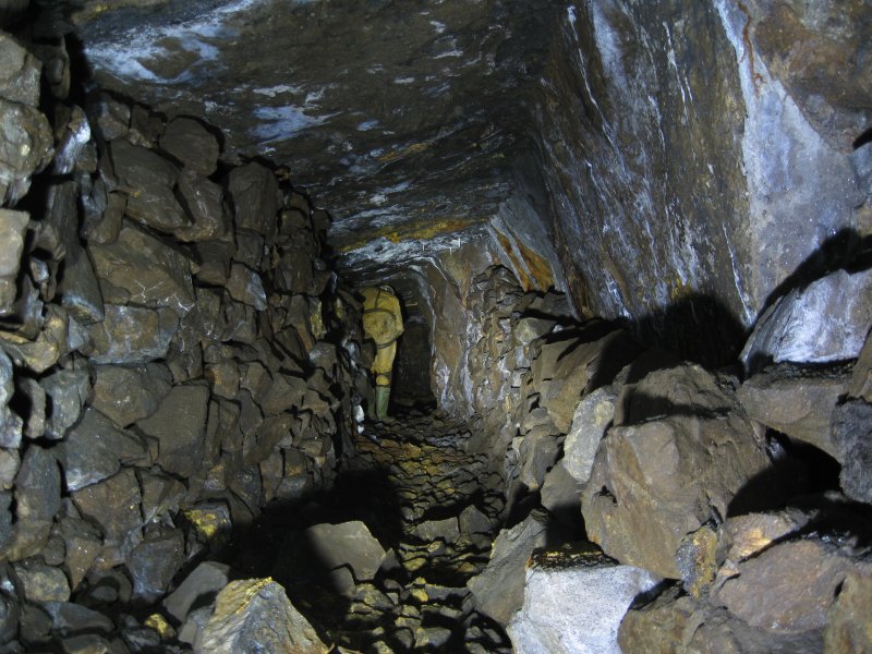 Img_3463.jpg - Passage around the back of the flats.