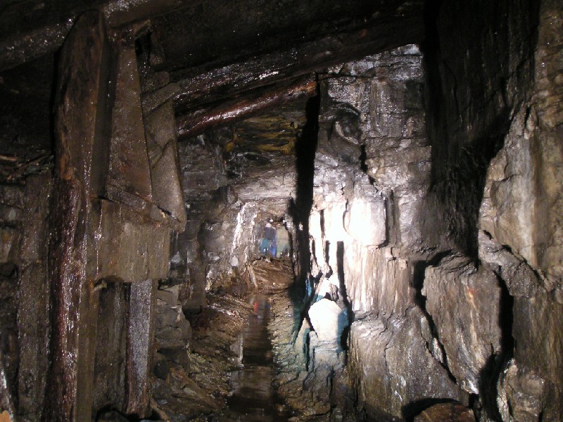 PICT0612.JPG - The passage leading to Low Flats, the hopper and rise on the left leads into the Middle Flats.