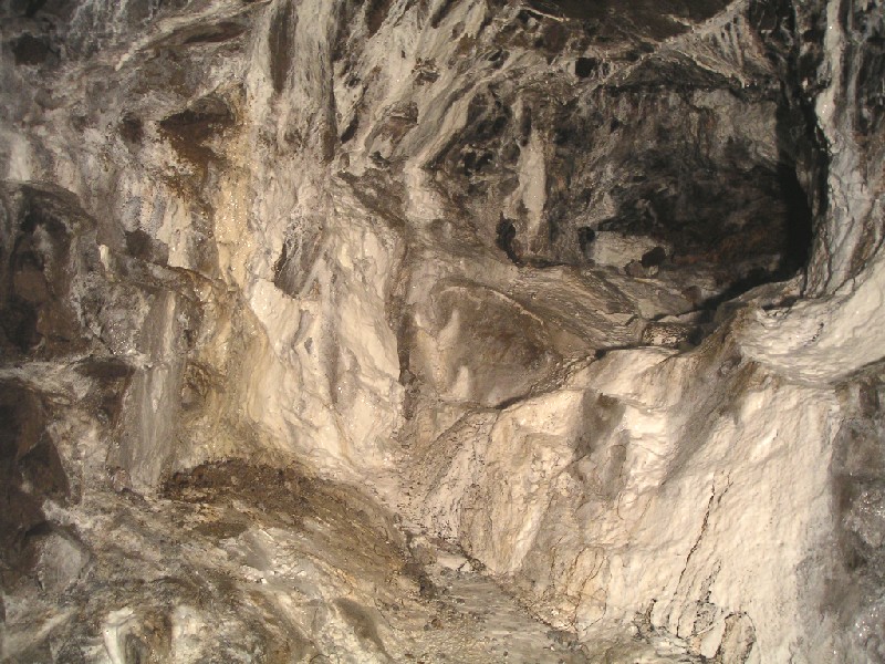 PICT0626.JPG - The first thing which hits you as you climb into the Middle Flats is the amazing white calcite flows on the walls.