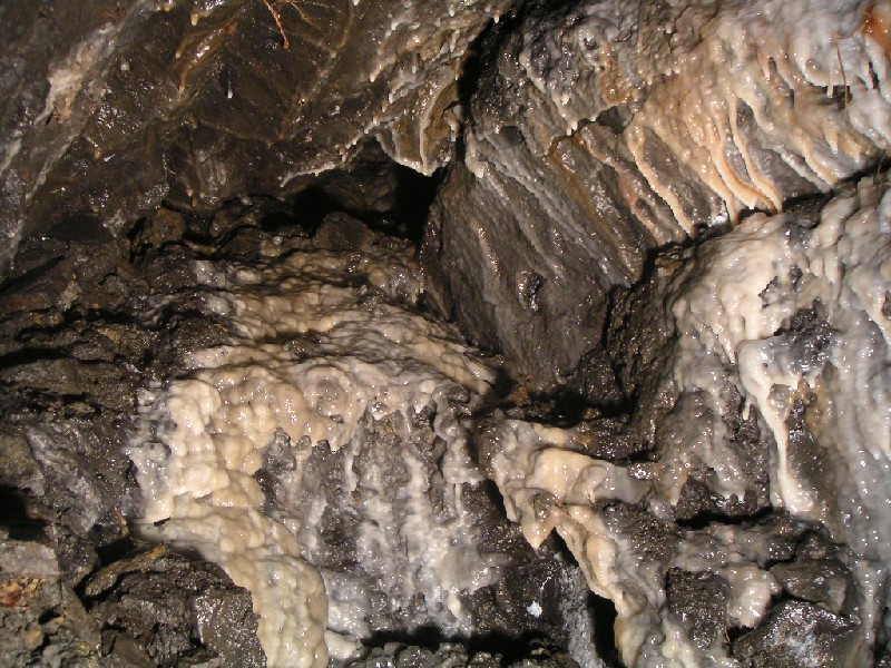 PICT0638.JPG - In the same chamber, calcite flow coating the rocks.