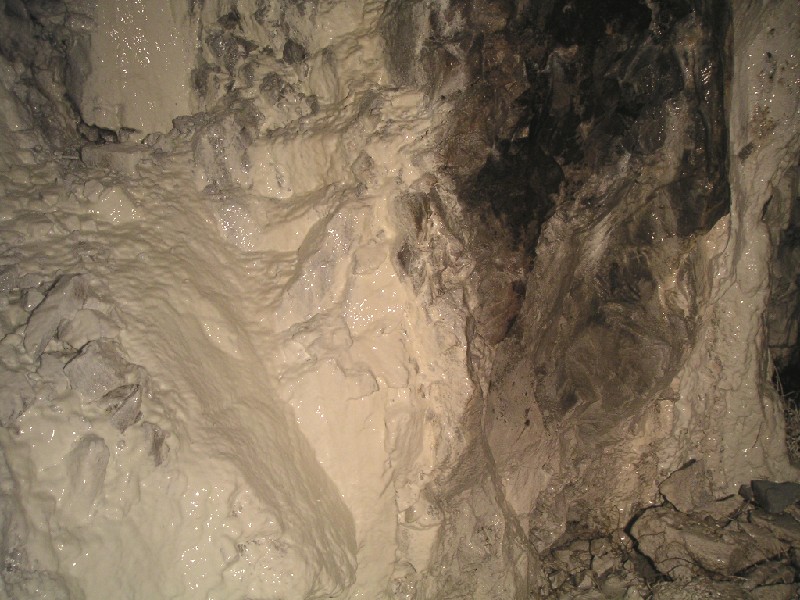 PICT0646.JPG - Calcite flow on the wall and spreading on the floor of the Middle Flats.