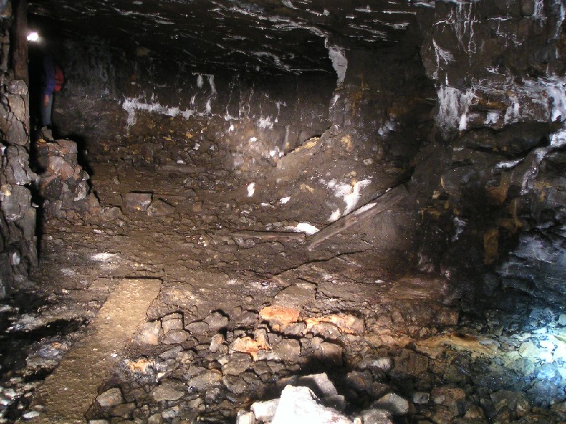lowflat.JPG - Low Flats. Some of the original wodden planking can be seem in the photograph on the left. These were used as 'road ways' for wheel barrows.
