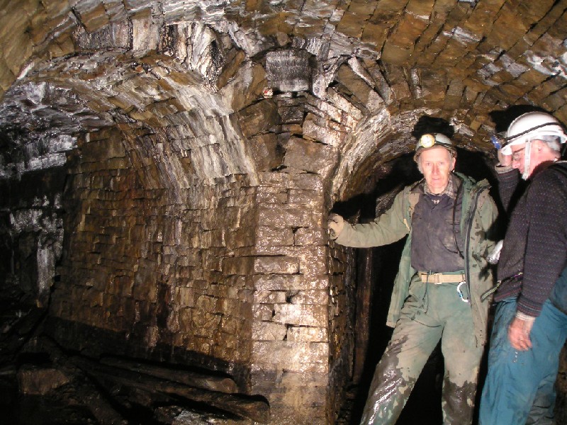 neswveinofhorselevel.JPG - The passage on the left is the branch which leads to the Low and Middle Flats. Continuing straight on would eventually lead you do the Carr's connection in Proud's Sump (blocked).