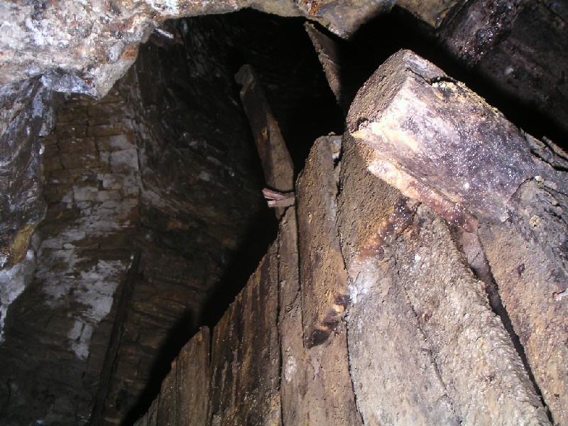 risefullhighlimestone65foot.JPG - This is a 20m shaft rising to the top of the Great Limestone from the Low Flats.