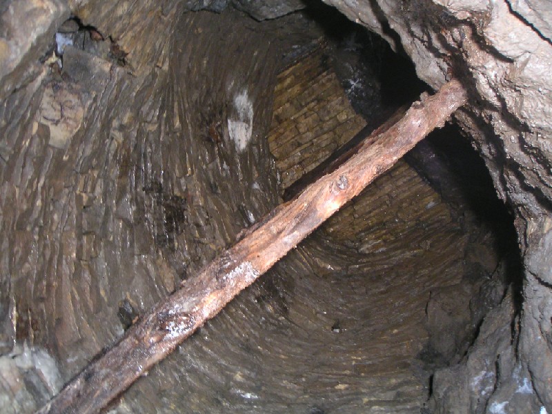 riseintohangxvein.jpg - Rise from the Horse Level leading up into workings above. The rise is actually underneath the middle of Smallcleugh Reservoir.