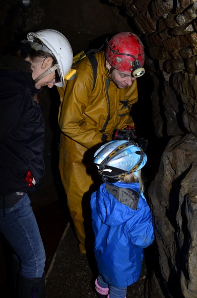 _DSC0974.JPG - Pointing out shiny things.