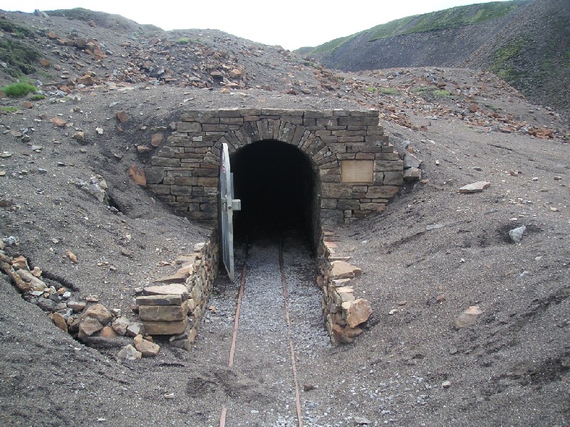 cl_entrance1.jpg - The entrance to the show mine.