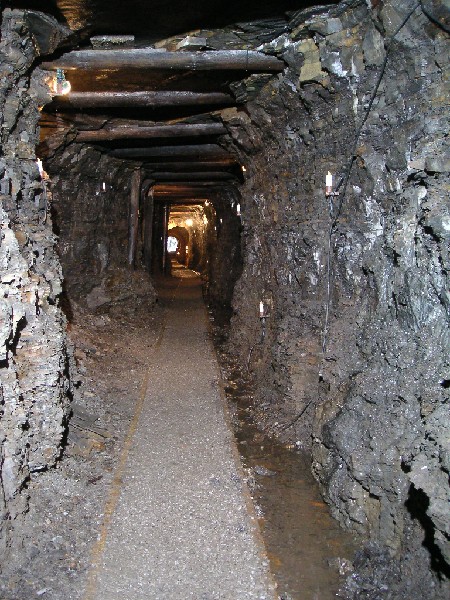 cl_exitpassageinshael2.jpg - The horse level further into the mine. If all the other mines where this debris free, would it be as much fun exploring them?