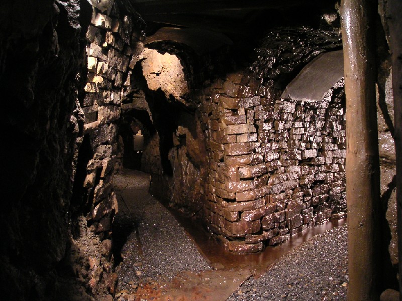 cl_junction_carrsvein_eastofnentlevel1.jpg - The first junction along the Horse Level, left going to North String and Wilkinson's Workings, the right along the East of Nent Level.