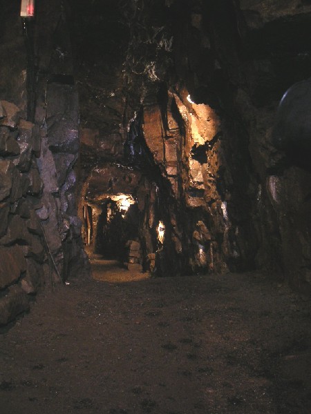 cl_ladder_to_hammerhead1.jpg - At the top of the ladder you come to a stope, forwards leads to the Hammer Head, left to a small indent, and right to Cavern Flat.