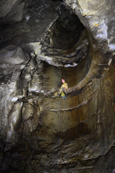 DSC_0433.JPG - Myself abseiling down the Big Pitch. Photo by Karli.