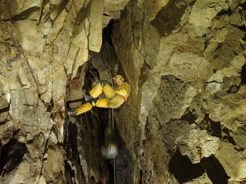 P8241417.JPG - Pete on his way down from the first pitch.