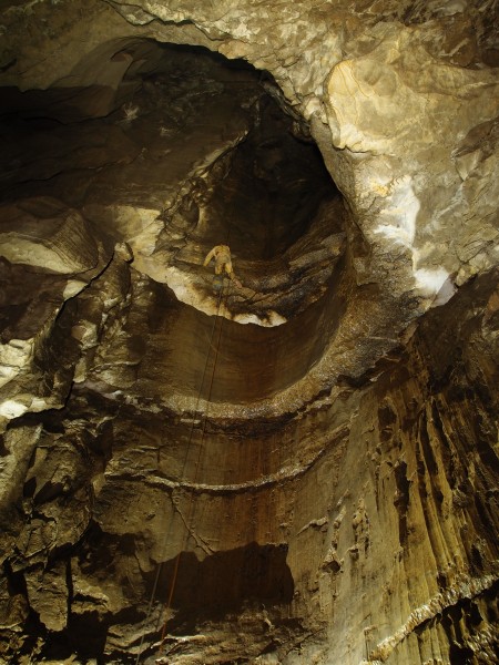 P8241426.JPG - Pete abseiling down the Big Pitch.