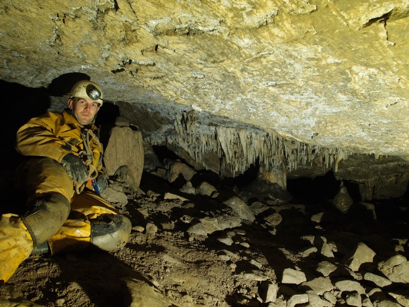 P8241467.JPG - Formations in the Old East passage.