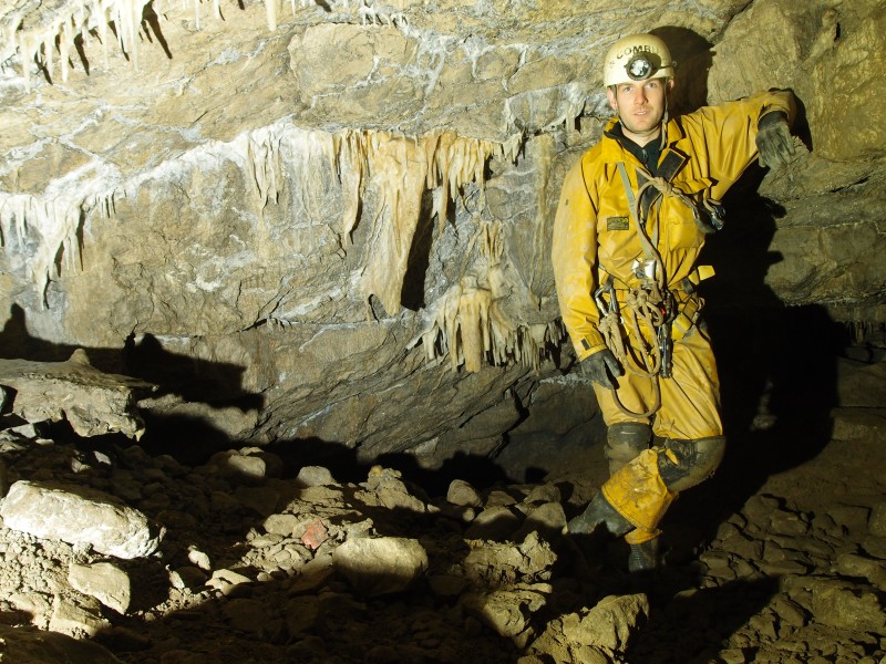 P8241470.JPG - Formations in the Old East passage.