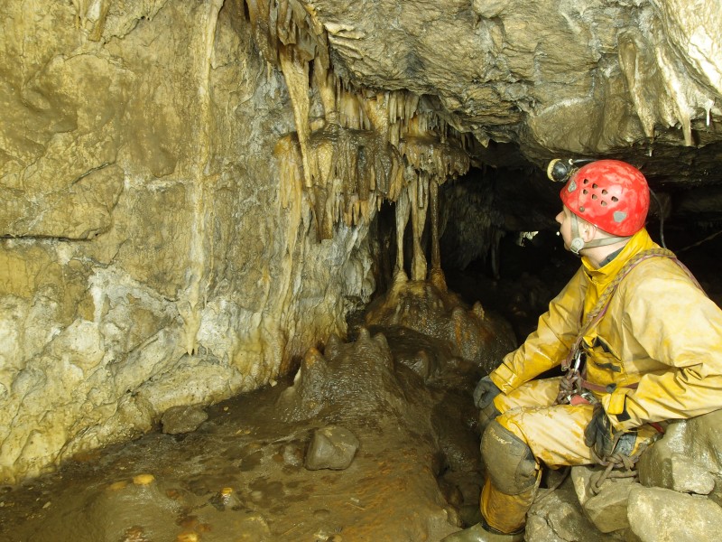 P8241473.JPG - Formations in the Old East passage.