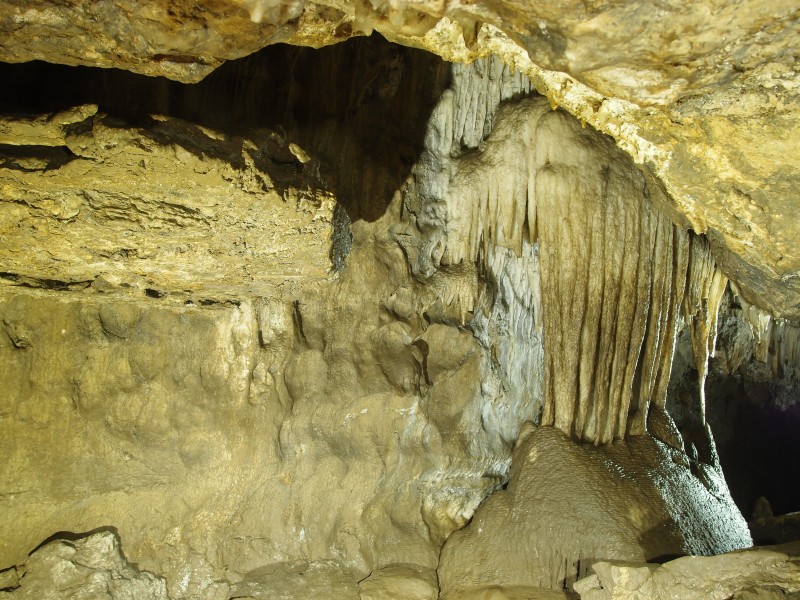 P8241474.JPG - Formations in the Old East passage.