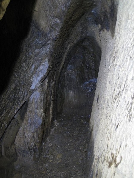 03_cl_blind_pickmarks1.jpg - The junction and the blind left passage, full of pick marks.