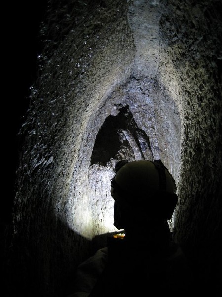 16_cl_blindpickmarkspete3.jpg - Looking into the blind passage.