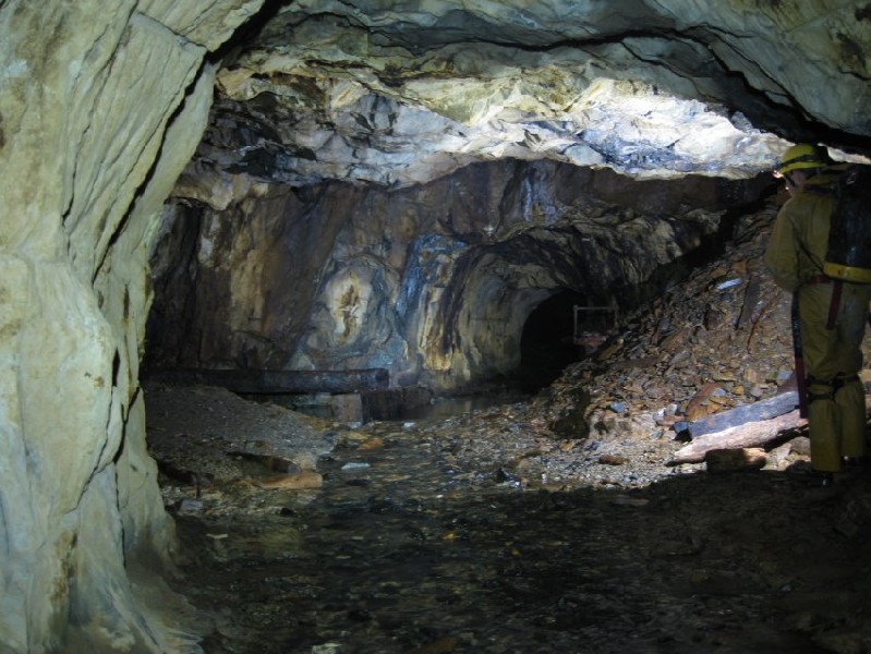 05_dl_bonsoreastshaftjunc.jpg - Junction with the Bonsor Vein and the flooded Bonsor East Shaft.