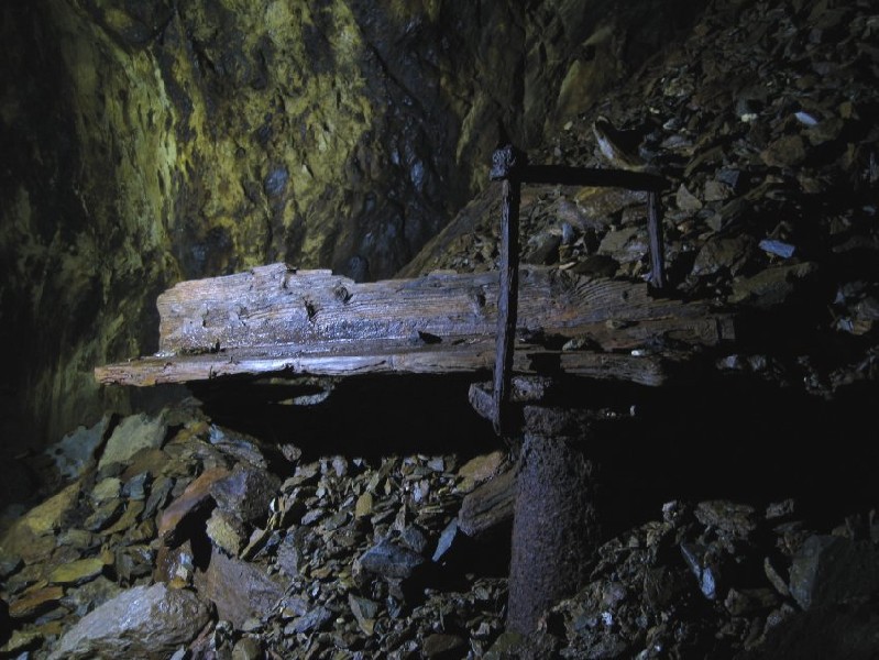 06_dl_bonsoreastshaftpipe.jpg - Pipe protruding from the shaft, and what appears to be a water leat on top of it.