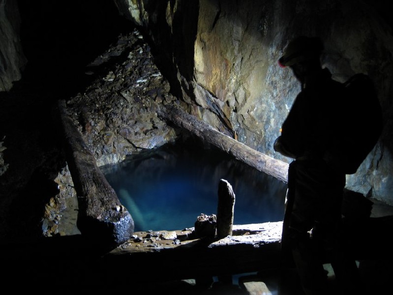 07_dl_bonsoreastshaftpool1.jpg - Looking in to the flooded East Bonsor Shaft.