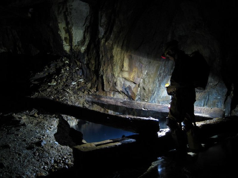 10_dl_bonsoreastshaft2.jpg - Looking in to the flooded East Bonsor Shaft.