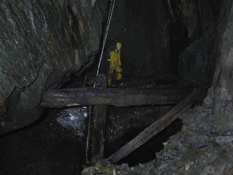 11_dl_oldengineshaft1.jpg - View across the flooded Old Engine Shaft.