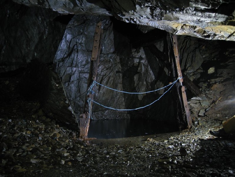 14_dl_oldengineshaft3.jpg - The Old engine Shaft at the Deep Level intersection.