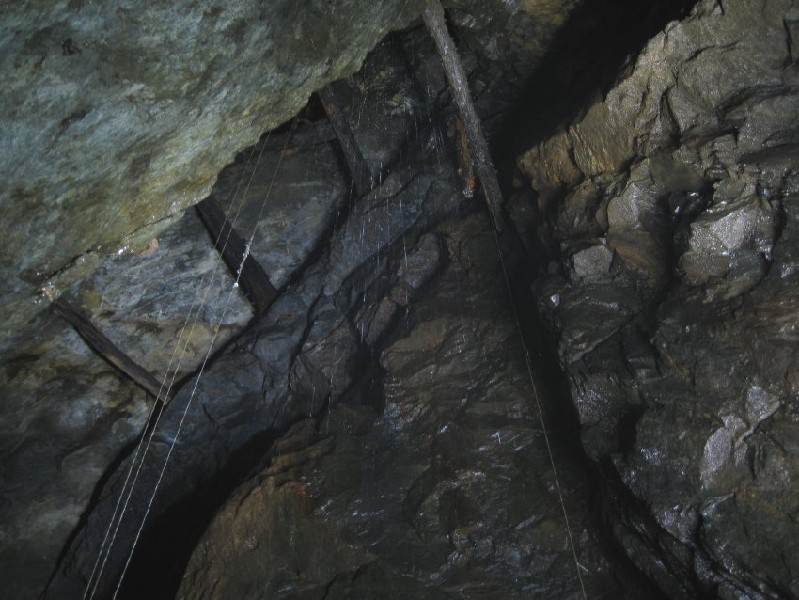 16_dl_oldengineshaftviewup2.jpg - Looking up the Old Engine Shaft.