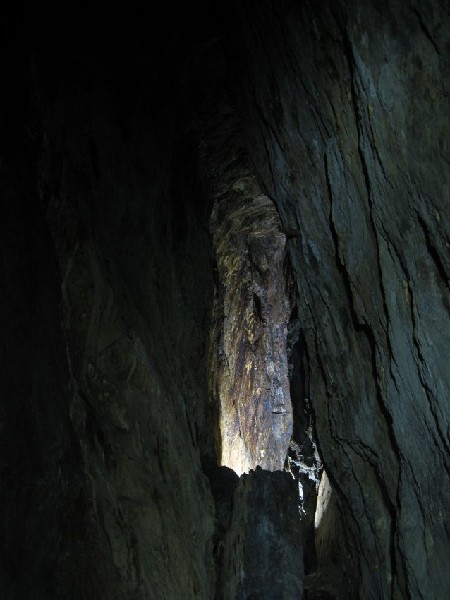 18_dl_wtshawsxc2.jpg - Past the shaft, the high stoping on the level is visible.