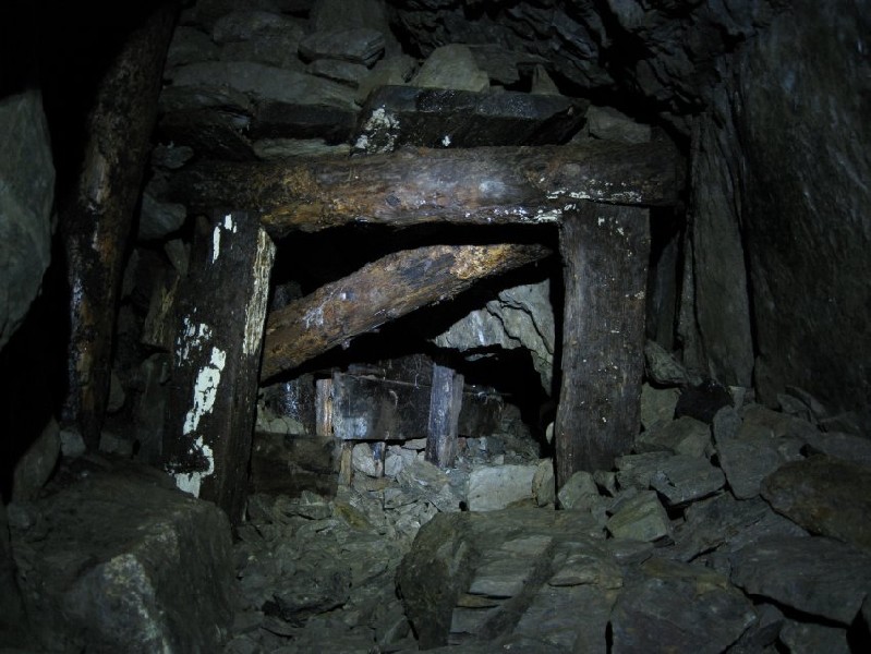 25_dl_oldnorthxc_dig1.jpg - The dig that we came along on the south west branch of the Old North Cross Cut.