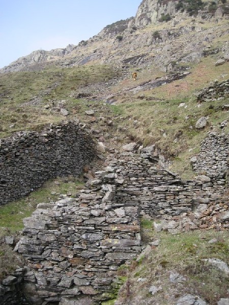 06_bes_wheelpitmasonary.jpg - Looking at the cross cut, which now is filled in with debris. It would have gone into the shaft top chamber.