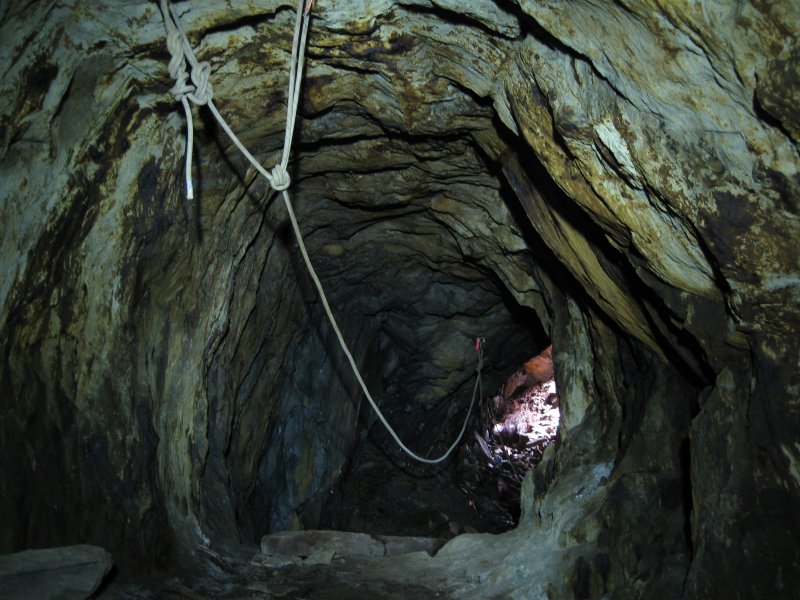 08_bes_viewacrossshaft.jpg - View from the Old Engine Shaft access level. The traverse line above the plank is the point of the East Bonsor Shaft.