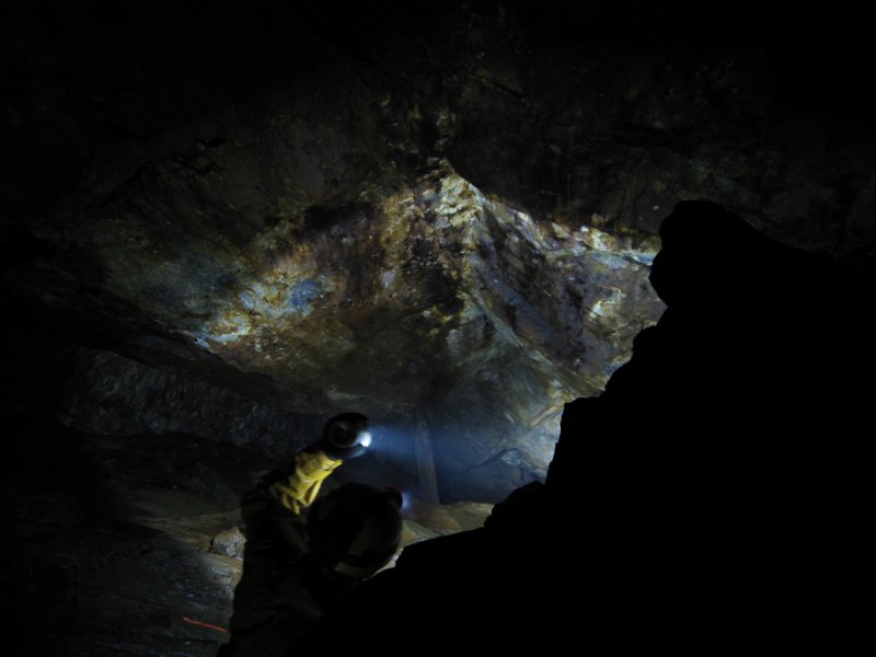 09_bes_viewdownshaft1.jpg - Looking down the East Bonsor Shaft. Pete was perched on the level were the balance bob would have been.