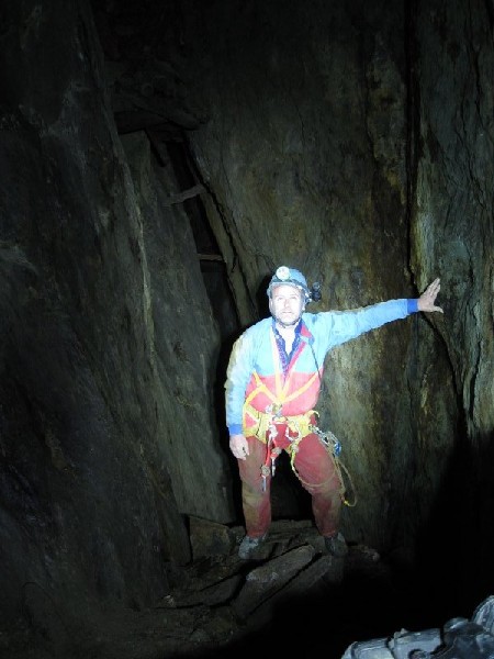 11_viewingstopepaul2.jpg - Paul in the viewing area of the stope.