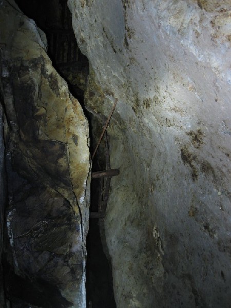 17_viewupstope&thriddleview.jpg - View up into the stope above our heads.