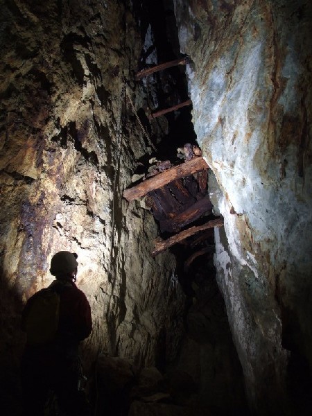 DSCF9058.jpg - Looking up to Fleming's Level and seeing what you generally stand on in Coniston. Photo by Paul.