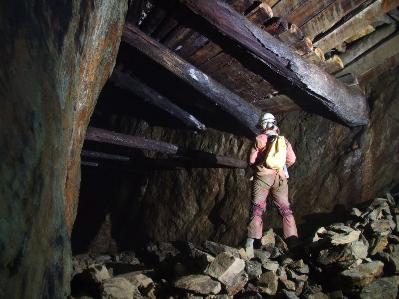 DSCF9111.jpg - Massive timber supports and stacked deads at the Thriddle Shaft viewing point. Photo by Paul.