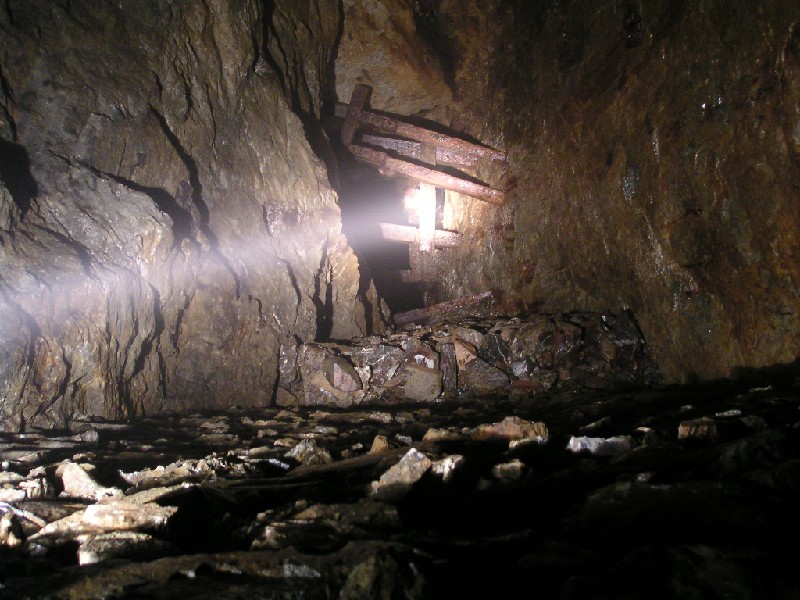 11_downthridshaft1.jpg - Thriddle Shaft View Point, looking down the shaft. The perfect pack walling can be seen along with nice still square ledges.