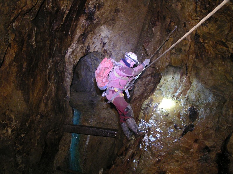 25_thriddleshf_crossing1.jpg - Tony crossing the Thriddle Shaft.