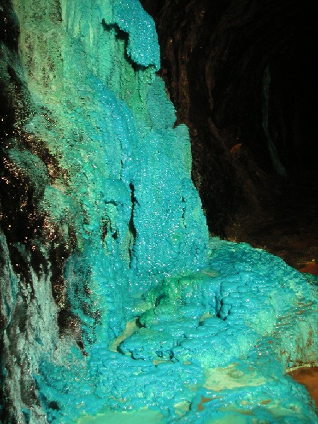 39_bluecas_closeup2.jpg - Close up of the blue cascade. With halogen light is is more greeny blue and does not look as good. The copper salt is a sulphate and I feel that this is probably a better colour rendition than the LED Light.