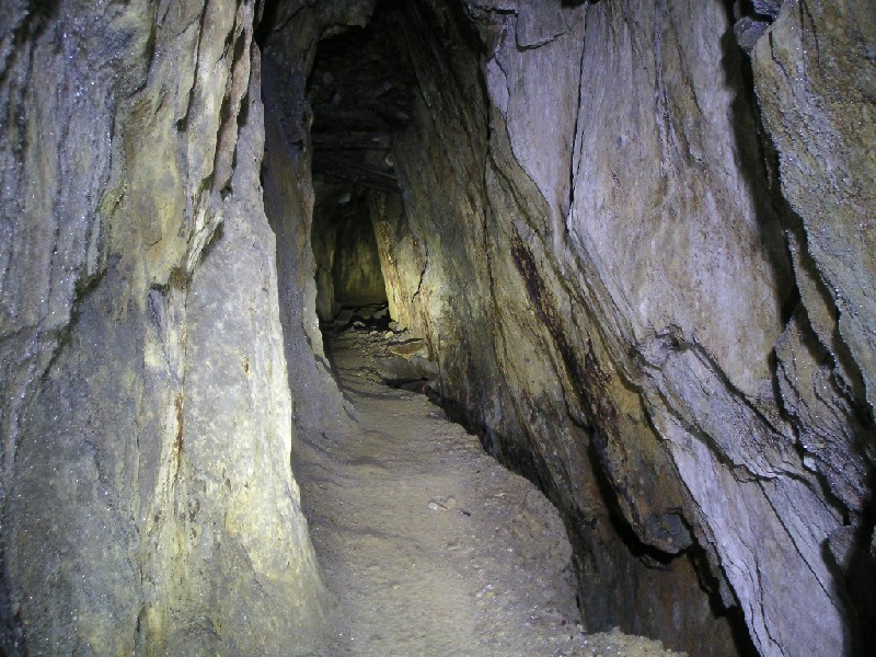 49_ledgeandstope.jpg - The wonderful ledge with the stope dropping away to the right.