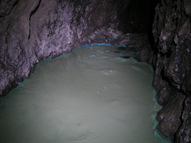 52_bluestainedsiltpool.jpg - Along the level we came across this pool. The silt was slightly blue, and you could see blue crusts on the edges. The air flow here was so strong that the water was rippling.