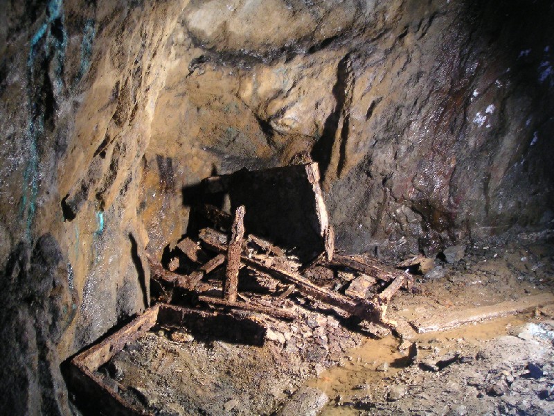 54_oretruck.jpg - The only ore truck that we saw and it had to be in bits.