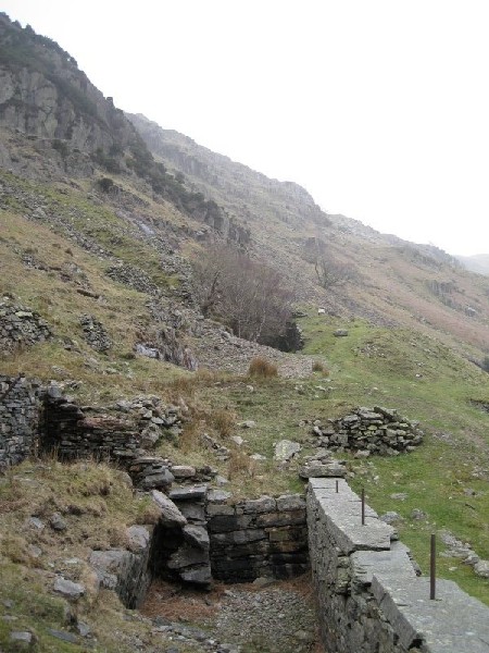 04_oes_wheelpit2.jpg - Looking towards the other end of the wheel pit and the level to the shaft top.