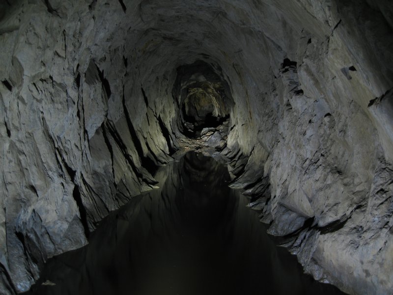 14_oes_pumprodlevel.jpg - Looking down the access level.